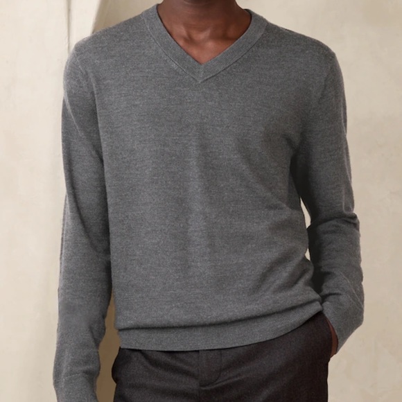 Banana Republic 100% Wool V-Neck Sweater - Picture 1 of 3